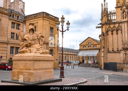 Metz, Francia - 23 gennaio 2022: Place d'Armes è una piazza rettangolare acciottolata a Metz, Francia Foto Stock