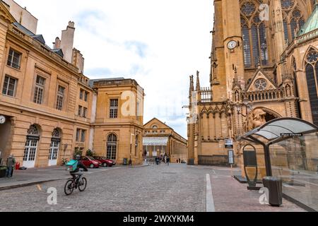 Metz, Francia - 23 gennaio 2022: Place d'Armes è una piazza rettangolare acciottolata a Metz, Francia Foto Stock
