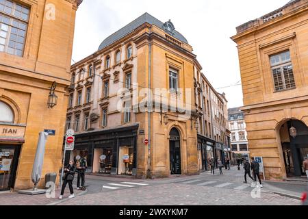 Metz, Francia - 23 gennaio 2022: Place d'Armes è una piazza rettangolare acciottolata a Metz, Francia Foto Stock