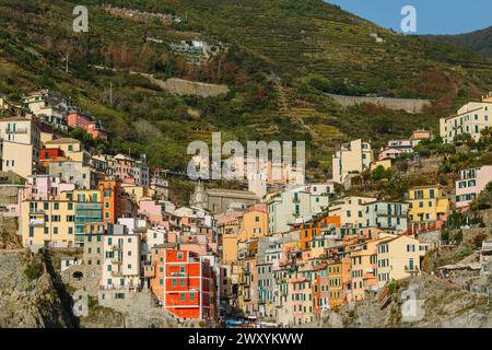 Case colorate accoccolate su una collina sotto un cielo azzurro cristallino in un pittoresco villaggio europeo Foto Stock