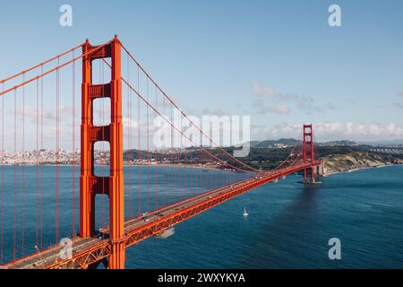 Una limpida giornata primaverile offre una vista mozzafiato del Golden Gate Bridge con lo skyline di San Francisco e le barche a vela che punteggiano la baia Foto Stock