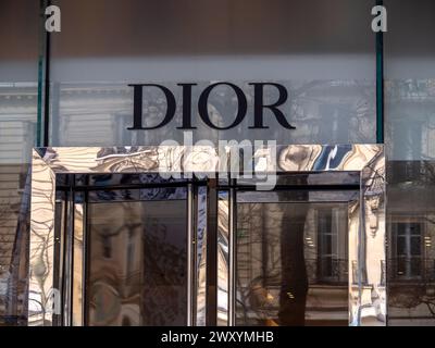 Parigi 8e arrondissement. Dior fai shopping sugli champs Elysees avenue. Ile de France. Francia. Europa Foto Stock