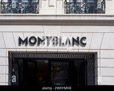 Parigi 8e arrondissement. Negozio Mont Blanc sugli champs Elysees. Ile de France. Francia. Europa Foto Stock