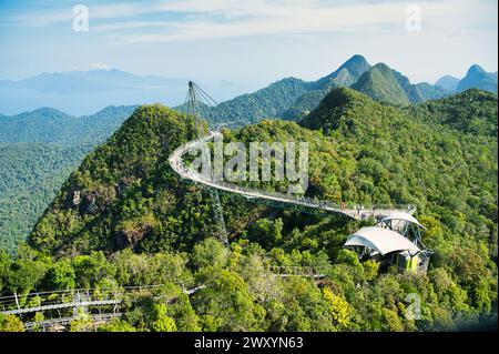 Il Langkawi Sky Bridge, sullo sfondo di montagne lussureggianti e cieli blu, offre vedute mozzafiato dell'arcipelago malese Foto Stock