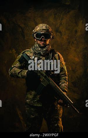 Un soldato latinoamericano altamente equipaggiato è in allerta, il suo fucile pronto, in mezzo a uno sfondo drammatico Foto Stock