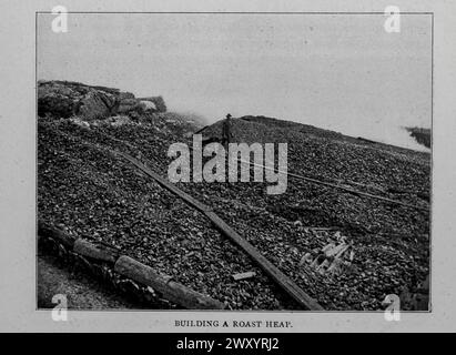 Costruire un Roast Heap, Sudbury, Canada. Dall'articolo L'ESTRAZIONE, LA FUSIONE E LA RAFFINAZIONE DEL NICHEL di Titus Ulke. Dalla rivista Engineering dedicata al progresso industriale volume XVI ottobre 1898 - marzo 1899 The Engineering Magazine Co Foto Stock