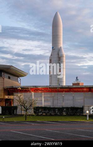 Kourou, Centro spaziale Guyana, Guyana francese: Ingresso al Centro Nazionale di studi spaziali (CNES in francese). Riproduzione a grandezza naturale dell'Ariane 5 Foto Stock