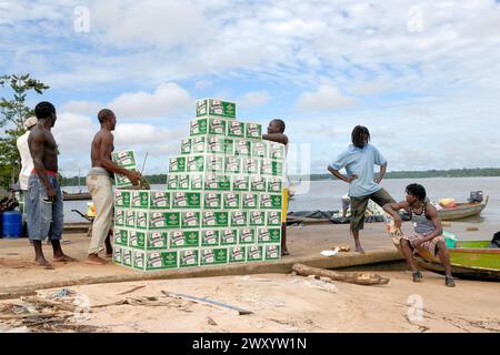 Saint-Laurent-du-Maroni, Guyana francese: Barcaioli in attesa che la birra Heineken venga caricata. I barcaioli preparano il carico prima di dirigersi a monte. Foto Stock