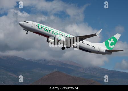 Tenerife, Spagna 24 marzo 2024. Il Boeing 737-8K5 Transavia Airlines vola nel cielo blu. Decollo all'aeroporto di Tenerife Foto Stock