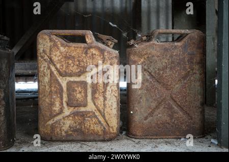 Dettaglio di un paio di bombolette di jerrycan arrugginite della seconda guerra mondiale Foto Stock