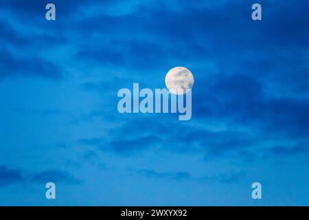 Luna piena e nuvole al crepuscolo, Svizzera Foto Stock