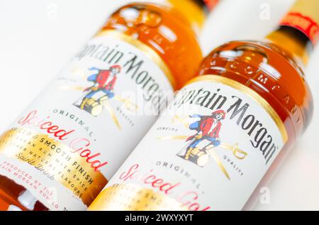 LONDRA, Regno Unito - 19 MARZO 2024 Captain Morgan Original Spiced Gold, un iconico rum aromatizzato con vaniglia, caramello, cannella, noce moscata e chiodi di garofano, creando un Foto Stock