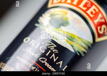 LONDRA, Regno Unito - 22 MARZO 2024 Baileys Original Irish Cream Liqueur, l'originale liquore irlandese che offre una deliziosa combinazione di cremosità, Foto Stock