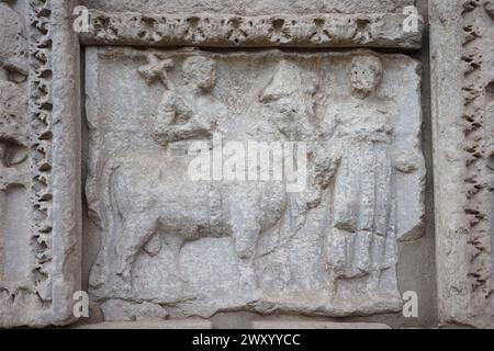 Roma. Italia. L'Arcus Argentariorum (Arco dei Cambieri / Arco degli Argentari, 204 d.C.). I dettagli mostrano il sacrificio di un toro. Foto Stock