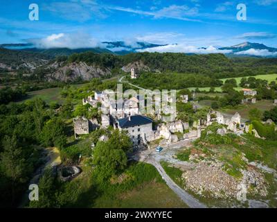 Spagna, Janovas: Veduta aerea del villaggio in fase di ricostruzione. Tutto ciò che rimaneva di questo antico villaggio nei Pirenei Aragonesi erano rovine: La V Foto Stock