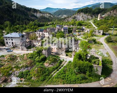 Spagna, Janovas: Veduta aerea del villaggio in fase di ricostruzione. Tutto ciò che rimaneva di questo antico villaggio nei Pirenei Aragonesi erano rovine: La V Foto Stock