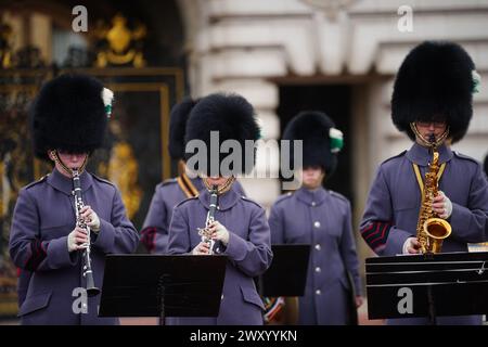 La Band of the Welsh Guards esegue l'inno NATO durante la cerimonia del cambio della Guardia a Buckingham Palace, Londra, per celebrare il 75° anniversario dell'Organizzazione del Trattato del Nord Atlantico. Data foto: Mercoledì 3 aprile 2024. Foto Stock