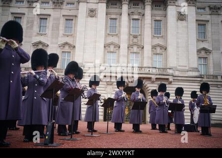 La Band of the Welsh Guards esegue l'inno NATO durante la cerimonia del cambio della Guardia a Buckingham Palace, Londra, per celebrare il 75° anniversario dell'Organizzazione del Trattato del Nord Atlantico. Data foto: Mercoledì 3 aprile 2024. Foto Stock