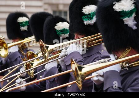 La Band of the Welsh Guards esegue l'inno NATO durante la cerimonia del cambio della Guardia a Buckingham Palace, Londra, per celebrare il 75° anniversario dell'Organizzazione del Trattato del Nord Atlantico. Data foto: Mercoledì 3 aprile 2024. Foto Stock