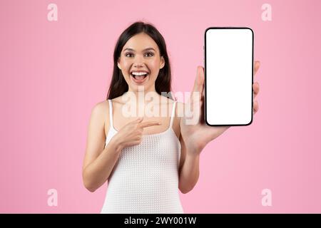 Donna che punta allo smartphone con schermo vuoto Foto Stock