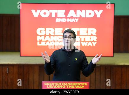 Andy Burnham ha parlato durante il lancio della sua campagna per la rielezione come sindaco della Greater Manchester Combined Authority, al Salford Lads Club. Data foto: Mercoledì 3 aprile 2024. Foto Stock