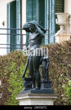 Potsdam, Germania. 3 aprile 2024. La scultura "gruppo Ildefonso" (fusione di bronzo basata sull'antichità di Christoph Heinrich Fischer), installata pochi giorni fa, può essere vista nel cortile giardino del Palazzo Glienicke. Nel corso della tradizionale conferenza stampa annuale della SPSG, il bilancio dello scorso anno e i piani della fondazione saranno presentati in mattinata. Credito: Soeren Stache/dpa/Alamy Live News Foto Stock