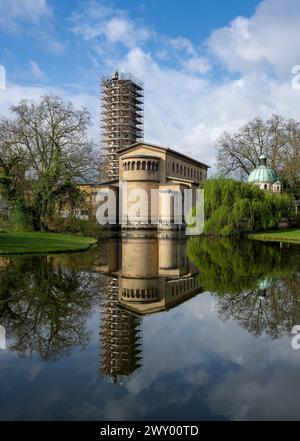 Potsdam, Germania. 3 aprile 2024. La croce dorata della guglia, aggiunta alcuni giorni fa, può essere vista sul campanile impalcato della Chiesa della Pace nel Parco del Palazzo Sanssouci. L'edificio, che appartiene alla Fondazione prussiana Palazzi e Giardini Berlino-Brandeburgo (SPSG), sarà completamente rinnovato entro l'autunno 2024. Durante la tradizionale conferenza stampa annuale del GPSG, la Fondazione presenterà i risultati dell'anno passato e i suoi piani. Credito: Soeren Stache/dpa/Alamy Live News Foto Stock