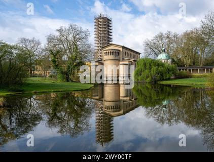 Potsdam, Germania. 3 aprile 2024. La croce dorata della guglia, aggiunta alcuni giorni fa, può essere vista sul campanile impalcato della Chiesa della Pace nel Parco del Palazzo Sanssouci. L'edificio, che appartiene alla Fondazione prussiana Palazzi e Giardini Berlino-Brandeburgo (SPSG), sarà completamente rinnovato entro l'autunno 2024. Durante la tradizionale conferenza stampa annuale del GPSG, la Fondazione presenterà i risultati dell'anno passato e i suoi piani. Credito: Soeren Stache/dpa/Alamy Live News Foto Stock