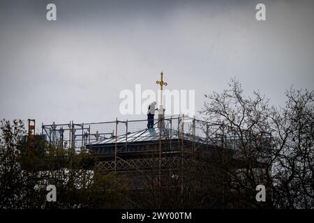 Potsdam, Germania. 3 aprile 2024. La croce dorata della guglia, aggiunta alcuni giorni fa, può essere vista sul campanile impalcato della Chiesa della Pace nel Parco del Palazzo Sanssouci. L'edificio, che appartiene alla Fondazione prussiana Palazzi e Giardini Berlino-Brandeburgo (SPSG), sarà completamente rinnovato entro l'autunno 2024. Durante la tradizionale conferenza stampa annuale del GPSG, la Fondazione presenterà i risultati dell'anno passato e i suoi piani. Credito: Soeren Stache/dpa/Alamy Live News Foto Stock