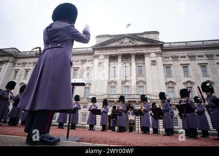 La Band of the Welsh Guards esegue l'inno NATO durante la cerimonia del cambio della Guardia a Buckingham Palace, Londra, per celebrare il 75° anniversario dell'Organizzazione del Trattato del Nord Atlantico. Data foto: Mercoledì 3 aprile 2024. Foto Stock