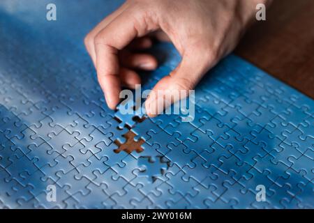 Il pezzo mancante del puzzle cielo, il concetto di completare un grande lavoro, la finale del progetto, la soluzione di successo dei problemi aziendali. Il Foto Stock