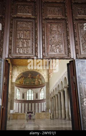 Roma. Italia. Basilica di Santa Sabina sull'Aventino (Basilica di Santa Sabina all'Aventino). Le porte in legno di cipresso potrebbero risalire all'inizio del V secolo Foto Stock