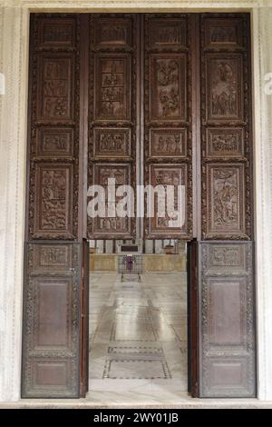 Roma. Italia. Basilica di Santa Sabina sull'Aventino (Basilica di Santa Sabina all'Aventino). Le porte in legno di cipresso potrebbero risalire all'inizio del V secolo Foto Stock