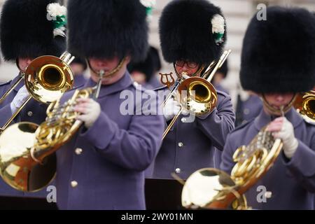 La Band of the Welsh Guards si esibisce durante la cerimonia del cambio della Guardia a Buckingham Palace, Londra, per celebrare il 75° anniversario della North Atlantic Treaty Organisation. Data foto: Mercoledì 3 aprile 2024. Foto Stock