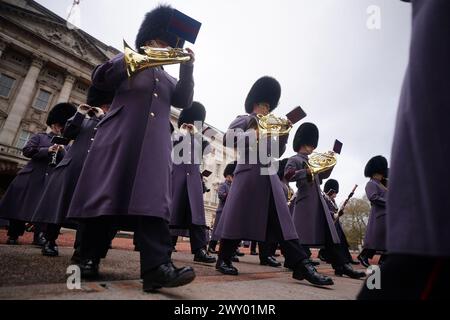 La Band of the Welsh Guards si esibisce durante la cerimonia del cambio della Guardia a Buckingham Palace, Londra, per celebrare il 75° anniversario della North Atlantic Treaty Organisation. Data foto: Mercoledì 3 aprile 2024. Foto Stock