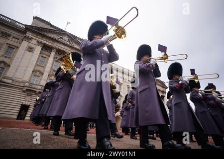 La Band of the Welsh Guards si esibisce durante la cerimonia del cambio della Guardia a Buckingham Palace, Londra, per celebrare il 75° anniversario della North Atlantic Treaty Organisation. Data foto: Mercoledì 3 aprile 2024. Foto Stock