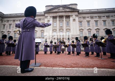 La Band of the Welsh Guards esegue l'inno NATO durante la cerimonia del cambio della Guardia a Buckingham Palace, Londra, per celebrare il 75° anniversario dell'Organizzazione del Trattato del Nord Atlantico. Data foto: Mercoledì 3 aprile 2024. Foto Stock