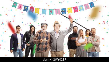 Anziani che festeggiano il compleanno con un gruppo di persone con bandiera e decorazioni isolate su sfondo bianco Foto Stock
