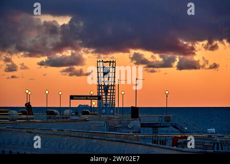 Atmosfera mattutina alla spiaggia dell'isola di Usedom vicino al molo di Koserow Foto Stock