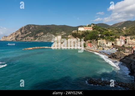 Vista panoramica della spiaggia di Monterosso al Mare al mattino Foto Stock