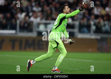 Torino, Italia. 2 aprile 2024. Mattia Perin della Juventus FC gesti durante la semifinale di Coppa Italia partita di calcio di andata andata tra Juventus FC e SS Lazio allo Stadio Allianz il 2 aprile 2024 a Torino. Crediti: Marco Canoniero/Alamy Live News Foto Stock