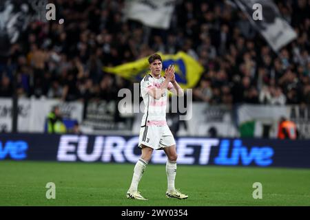 Torino, Italia. 2 aprile 2024. Dusan Vlahovic della Juventus FC saluta i tifosi durante la semifinale di Coppa Italia partita di andata tra Juventus FC e SS Lazio allo Stadio Allianz il 2 aprile 2024 a Torino. Crediti: Marco Canoniero/Alamy Live News Foto Stock