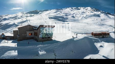 Ripresa aerea della stazione sciistica di Zermatt, Alpi svizzere, in una giornata di sole. Foto Stock