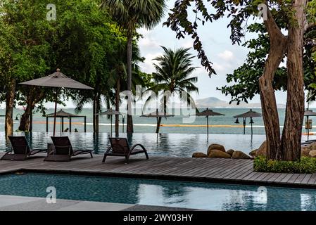 La piscina Infinity sulla spiaggia di Pattaya, Thailandia Foto Stock