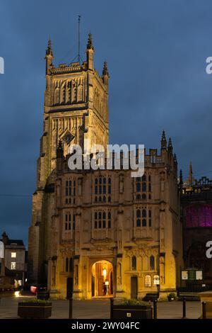 Il Curch parrocchiale di San Giovanni Battista, Cirencester, classificato di primo grado, noto anche come la cattedrale dei Cotswolds, illuminata di notte. Inghilterra Foto Stock