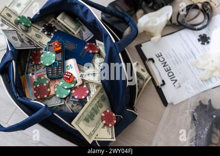 Borsone Full Black Duffel Bag di Hundred Dollar Bills Foto Stock