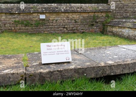 Ala sud (Latus meridionale) presso Chedworth Roman Villa con cortile superiore (uffici nazionali) e cortile inferiore con camere di alto livello Foto Stock