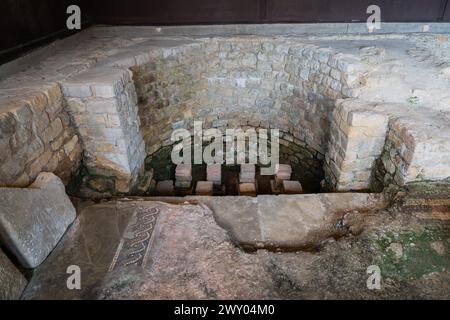 The North Bath House (laconicum) presso Chedworth Roman Villa con pavimento a mosaico e riscaldamento ipocaust a pavimento con pilastri di supporto (o pilae), Regno Unito Foto Stock