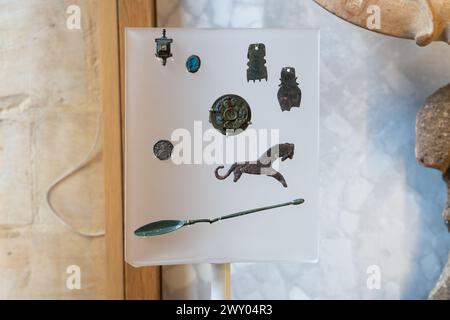 Gioielli e monete romane in mostra nel museo all'interno della Loggia Vittoriana a Chedworth Roman Villa, Inghilterra Foto Stock