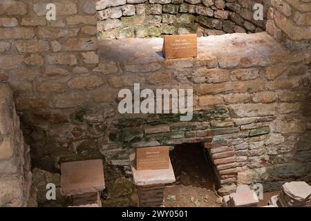 La camera calda (calidarium) e la vasca idromassaggio (balneum calidum) presso il bagno ovest Foto Stock